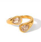 Anillo dorado ajustable con circonitas sobre fondo blanco
